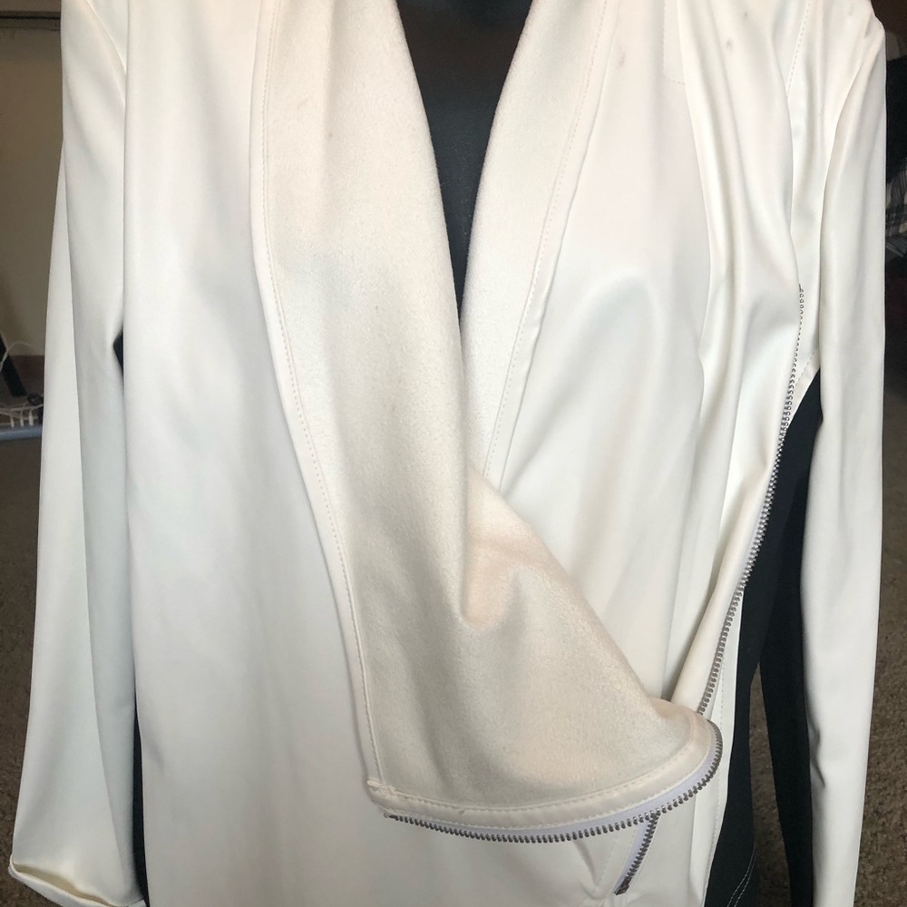 Woman’s jacket - Picture 2 of 12